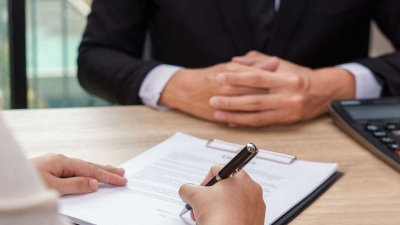 El notario en la compraventa de una vivienda: cómo elegirlo, cuánto supone y quién asume el gasto